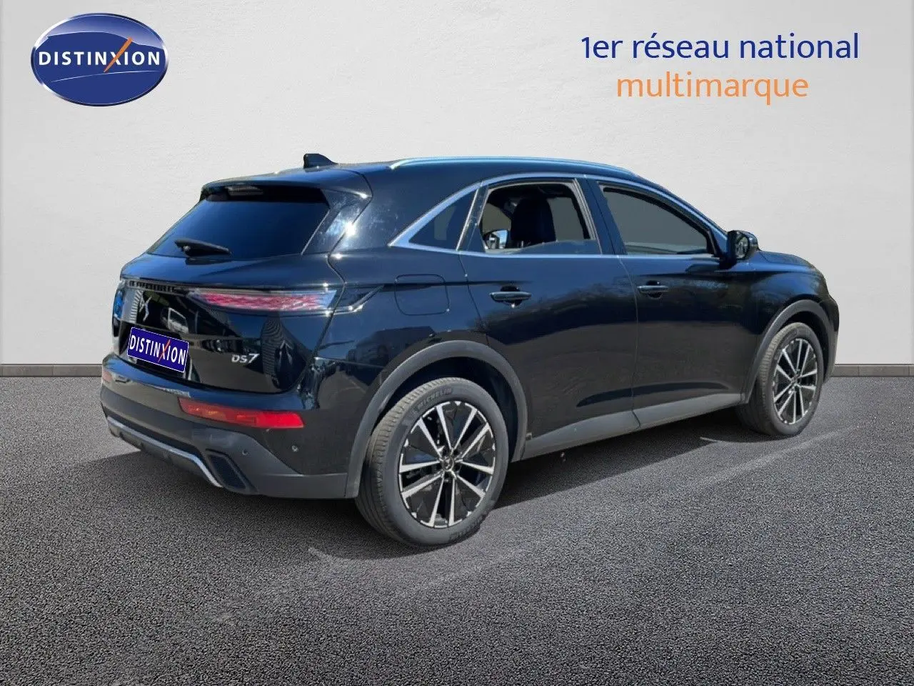 Vue 3/4 arrière droite d'un DS7 noir métal 2024 avec feux arrière LED et jantes bi-ton.