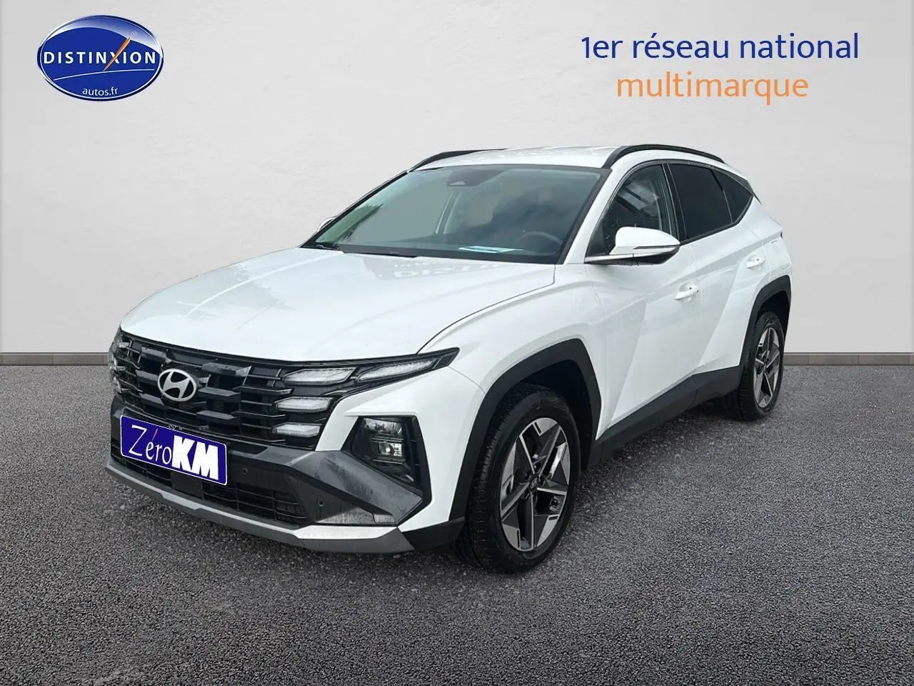 Hyundai Tucson blanc sérénité vu en 3/4 avant droit avec calandre noire et jantes alliage 18 pouces.