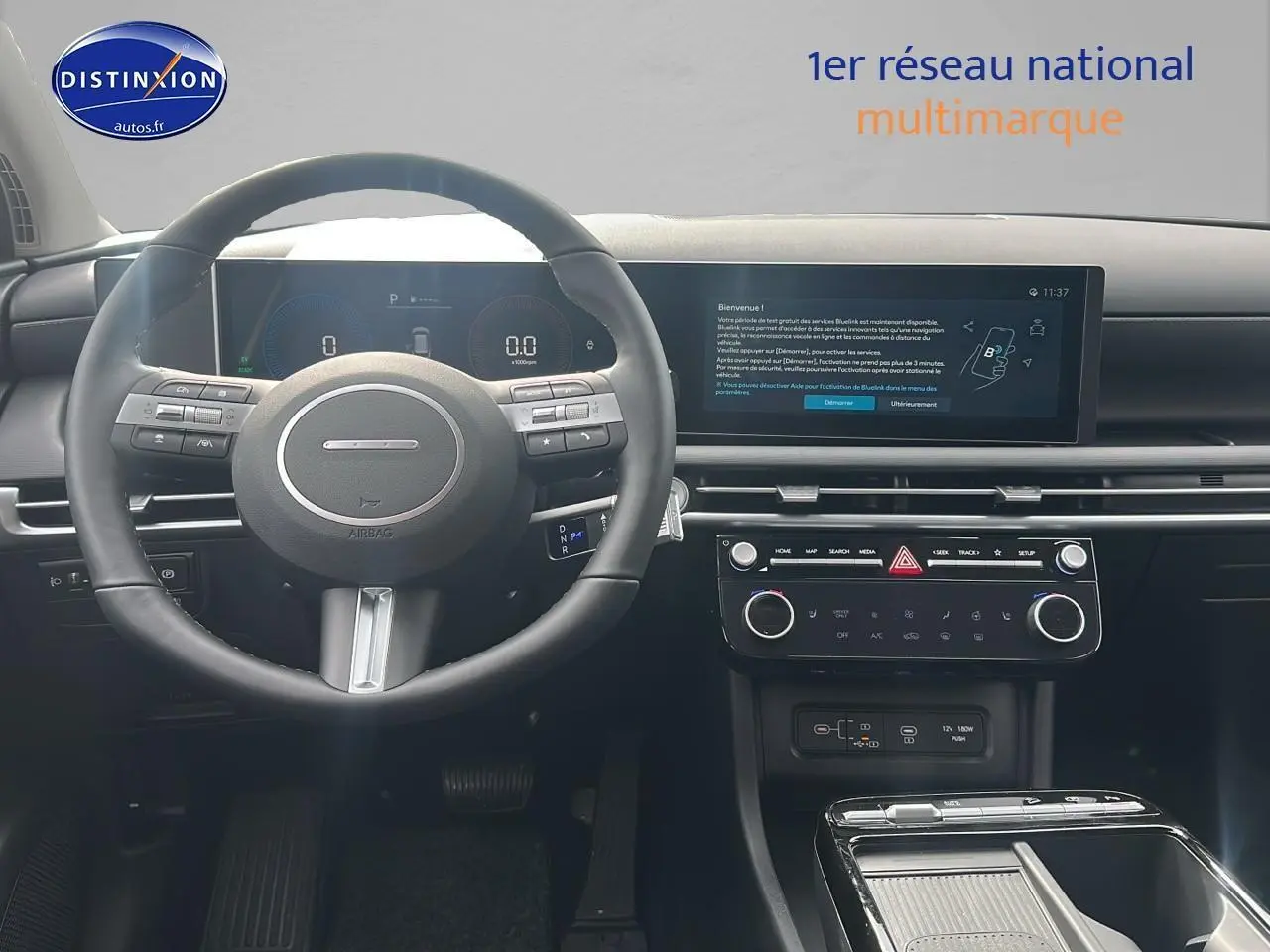 Intérieur du Hyundai Tucson 2025 vue du poste de conduite, volant cuir multifonction et écran tactile 12,3 pouces.