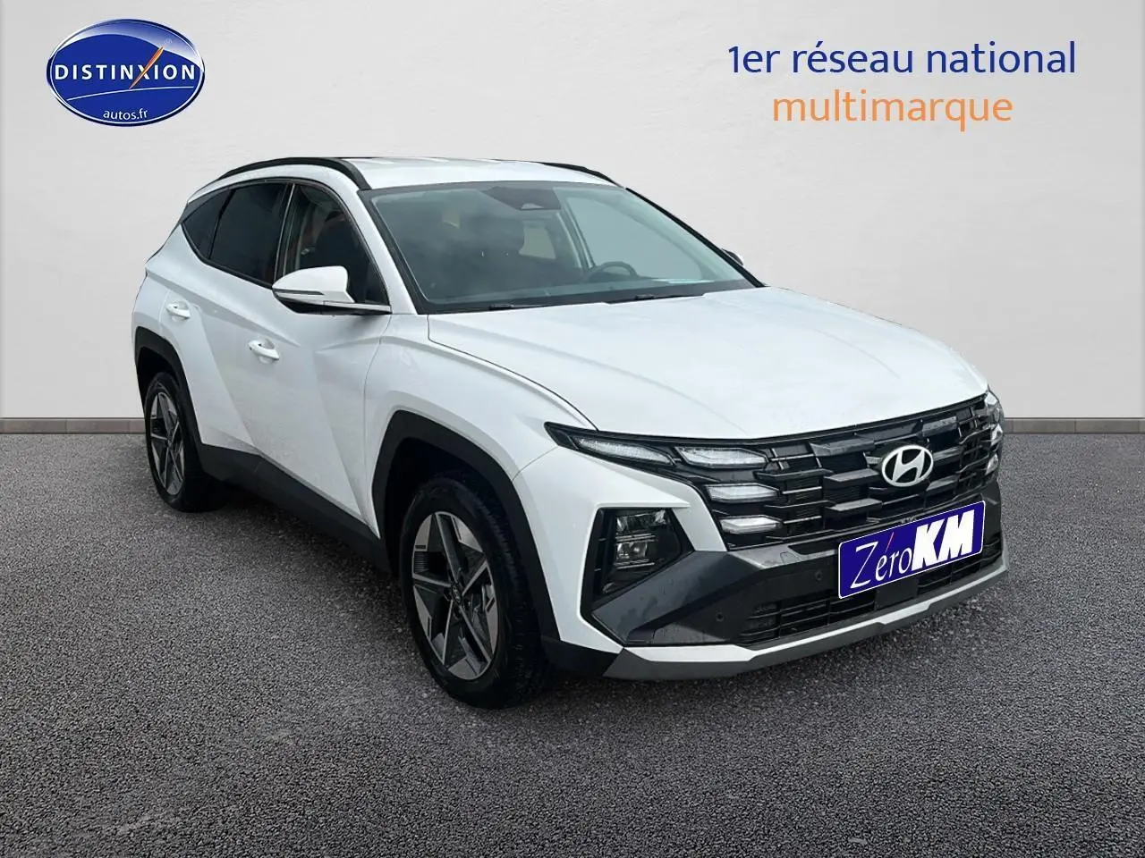 Hyundai Tucson blanc sérénité en 3/4 avant droit avec calandre noire et jantes alliage 18 pouces visibles
