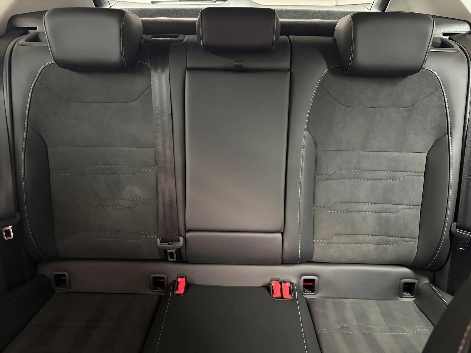 Vue arrière intérieure des sièges arrière en cuir noir et alcantara gris foncé du SEAT Ateca 2024.