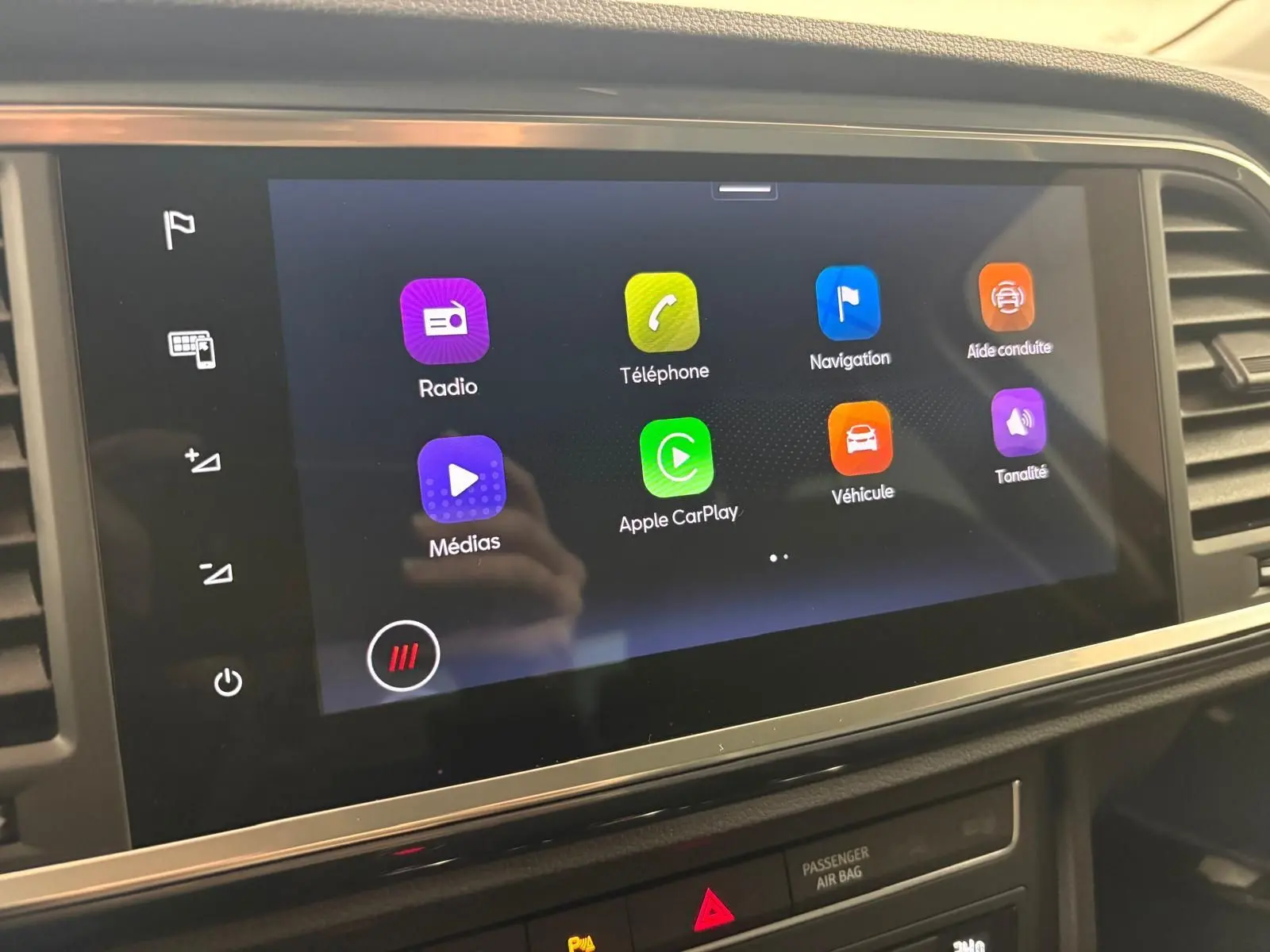 Écran tactile central du tableau de bord du SEAT Ateca 2024 affichant les applications multimédia et navigation.