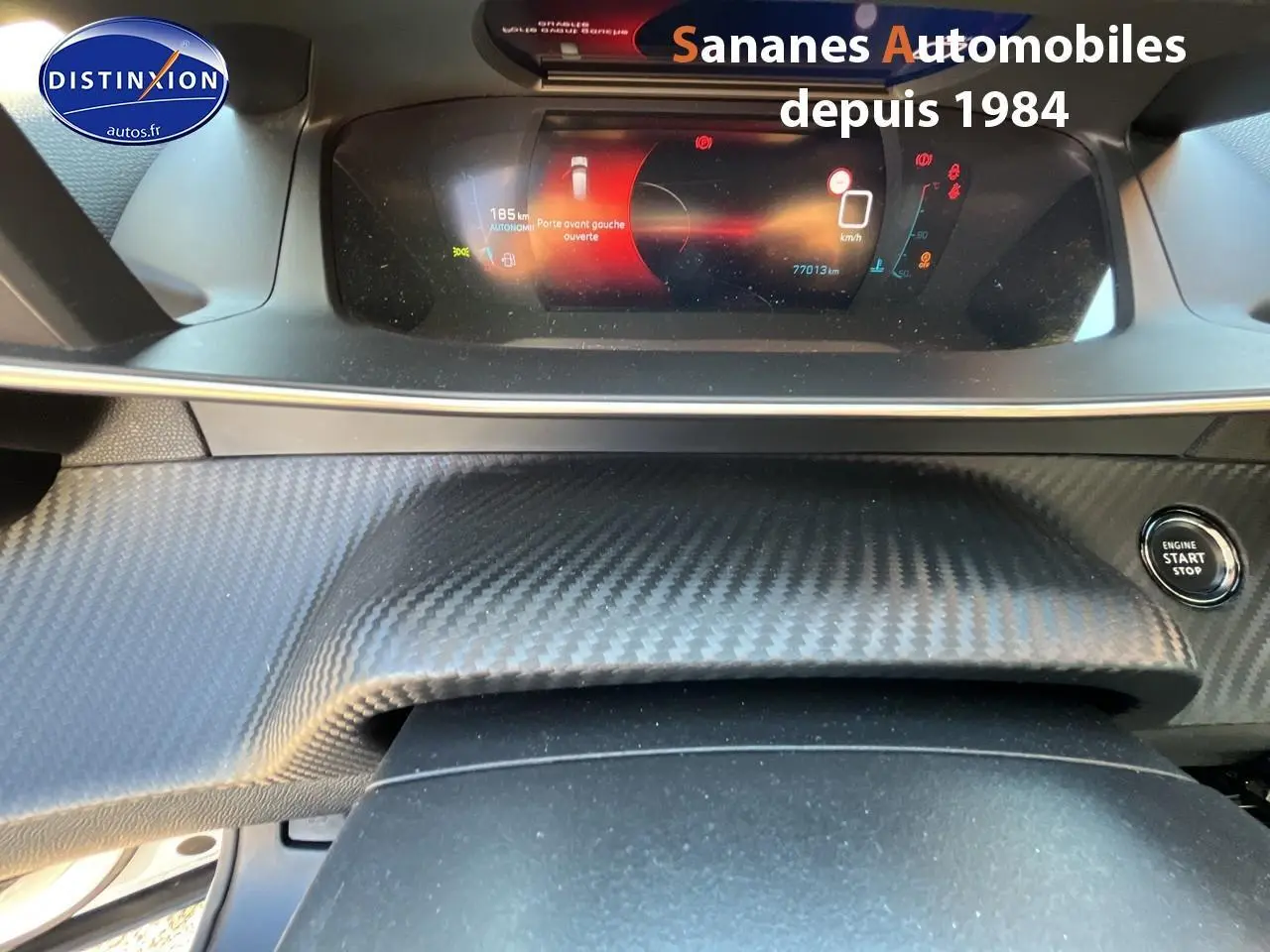 Tableau de bord de Peugeot 2008 blanc, vue intérieure centrée sur le combiné numérique 3D et bouton start/stop.