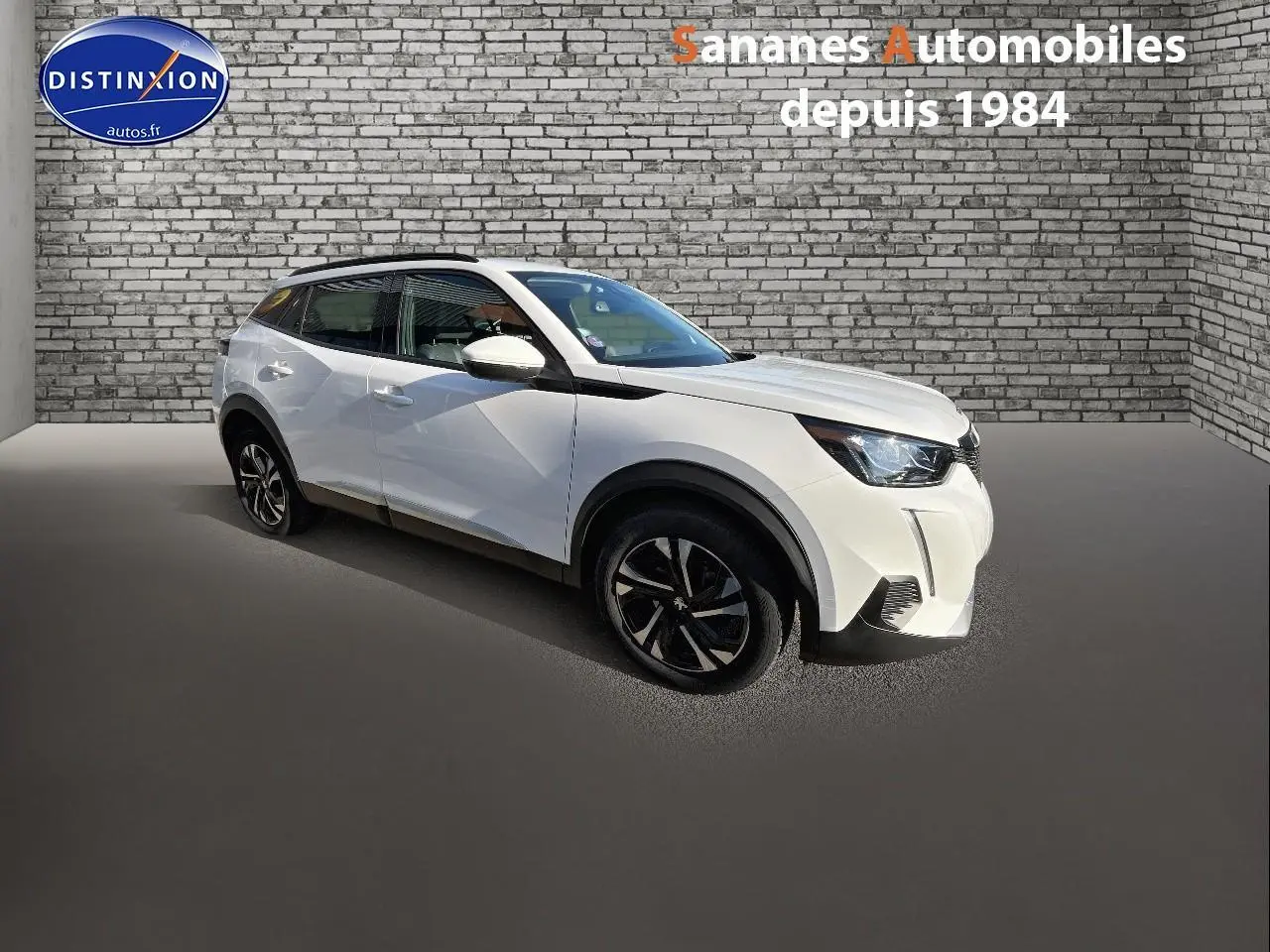 Peugeot 2008 blanc en 3/4 avant droit, avec jantes alliage bi-tons et feux diurnes LED visibles.