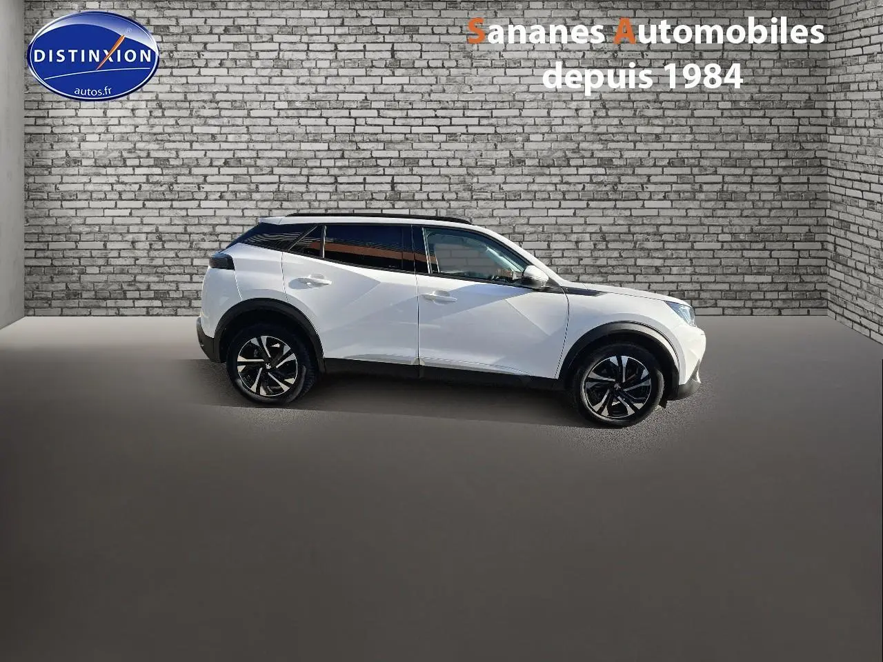 Peugeot 2008 blanc vue de profil côté gauche, avec jantes alliage bi-tons et toit noir contrasté.