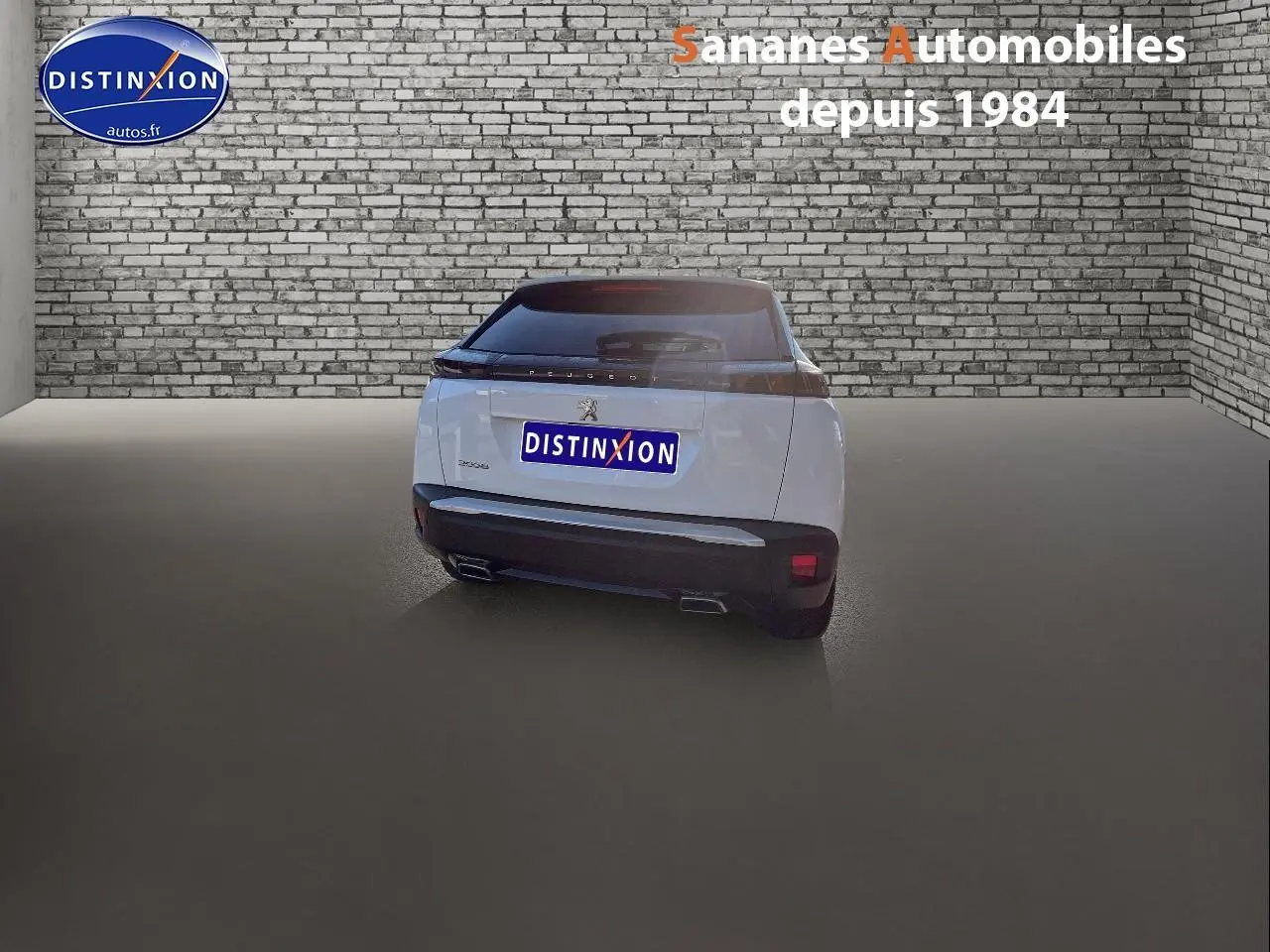 Vue arrière d'un Peugeot 2008 blanc 2020 avec feux arrière noirs et double sortie d'échappement.