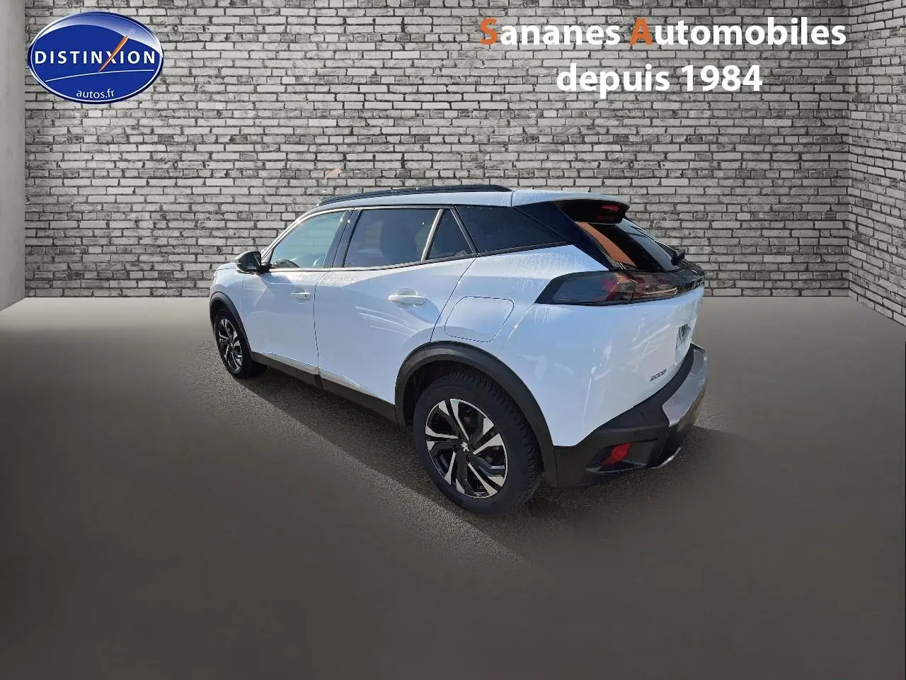 Peugeot 2008 blanc vue 3/4 arrière droit, jantes alliage bi-ton et toit noir contrasté.