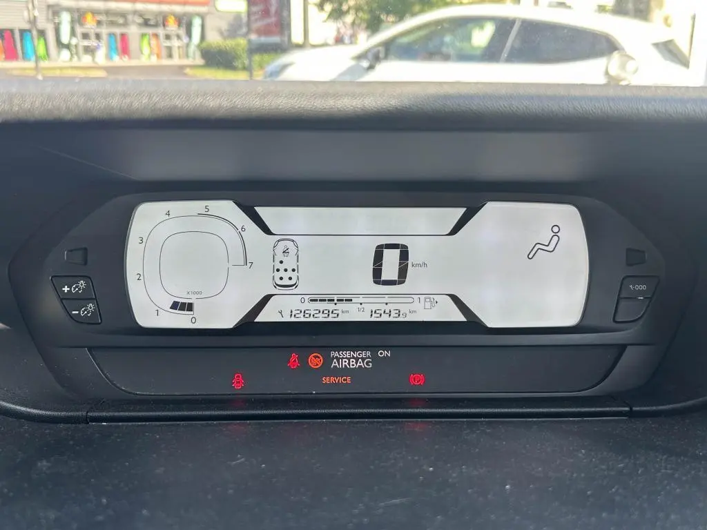 Tableau de bord numérique du Citroën Grand C4 Spacetourer 2018 affichant la vitesse à 0 km/h et plusieurs témoins d'alerte allumés.