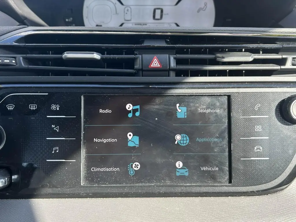 Vue rapprochée de la tablette tactile 7 pouces du tableau de bord du Citroën Grand C4 Spacetourer beige clair 2018.