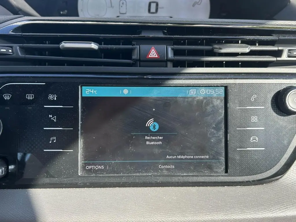 Écran tactile central du tableau de bord du Citroën Grand C4 Spacetourer 2018, affichant la recherche Bluetooth.