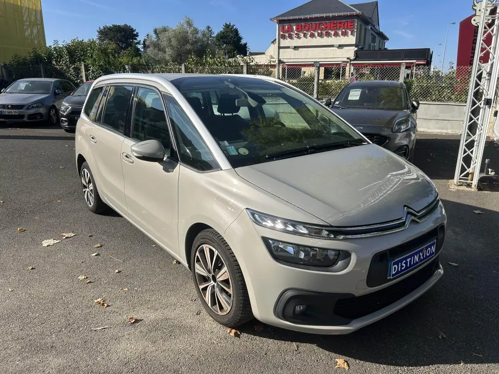 Citroën Grand C4 Spacetourer beige clair en 3/4 avant droit, avec phares LED et calandre distinctive.