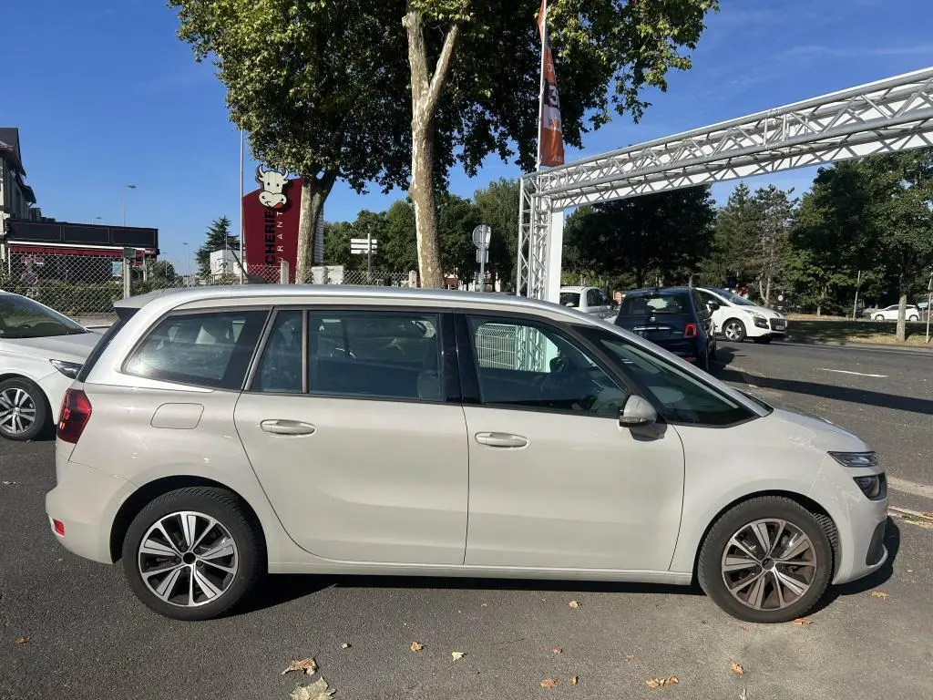 Profil latéral droit d'un Citroën Grand C4 Spacetourer beige clair 2018, avec ses lignes épurées et ses vitres teintées.