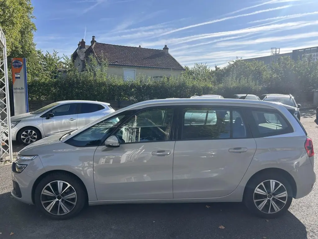 Profil côté gauche d'un Citroën Grand C4 Spacetourer beige clair 7 places, avec jantes alliage et vitrage teinté.