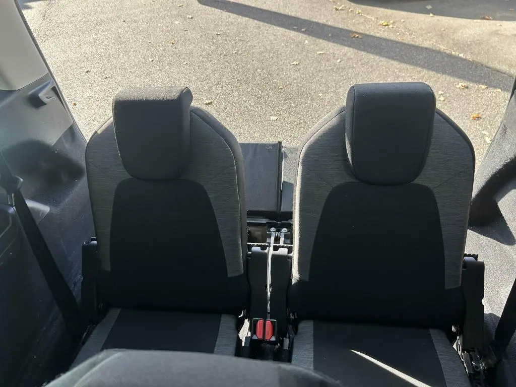 Vue rapprochée des deux sièges arrière centraux noirs et gris du Citroën Grand C4 Spacetourer beige clair 2018.