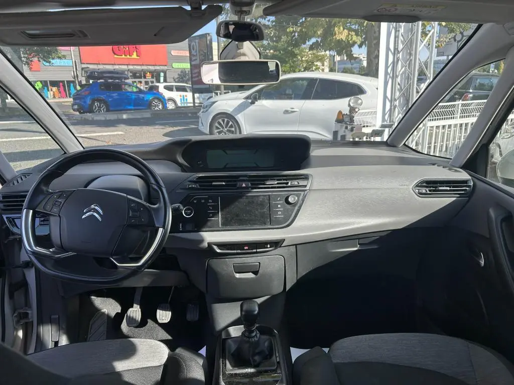 Vue intérieure avant du Citroën Grand C4 Spacetourer 2018, tableau de bord gris avec volant multifonction et boîte manuelle.