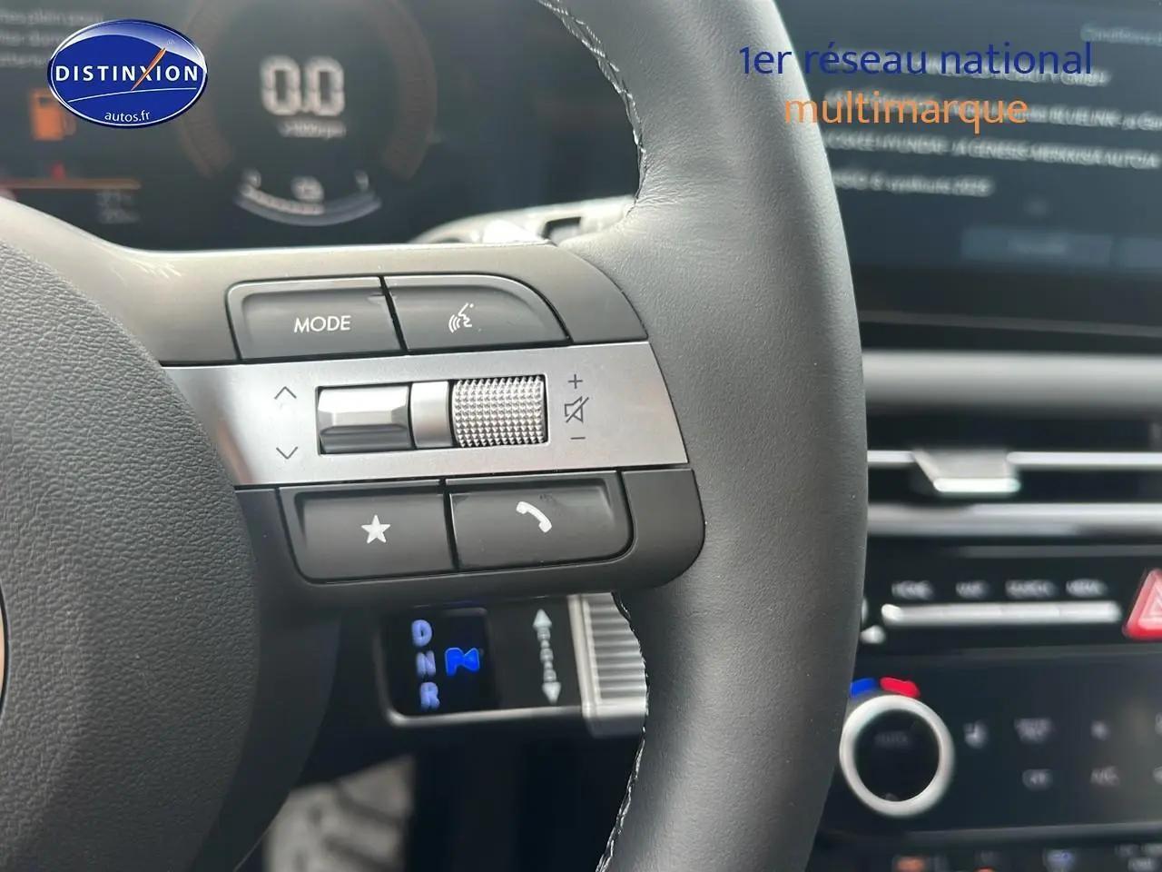 Gros plan sur le volant cuir multifonction du Hyundai Tucson blanc sérénité avec commandes audio intégrées.