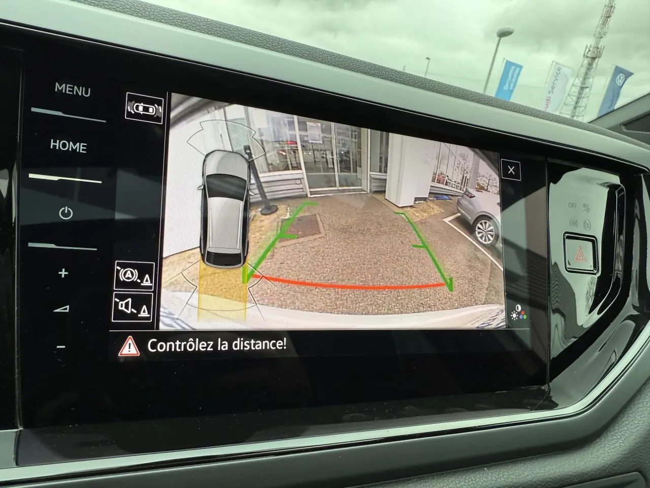 Affichage de la caméra de recul du Volkswagen Taigo gris Ascot avec guidage de trajectoire et vue arrière stationnement.