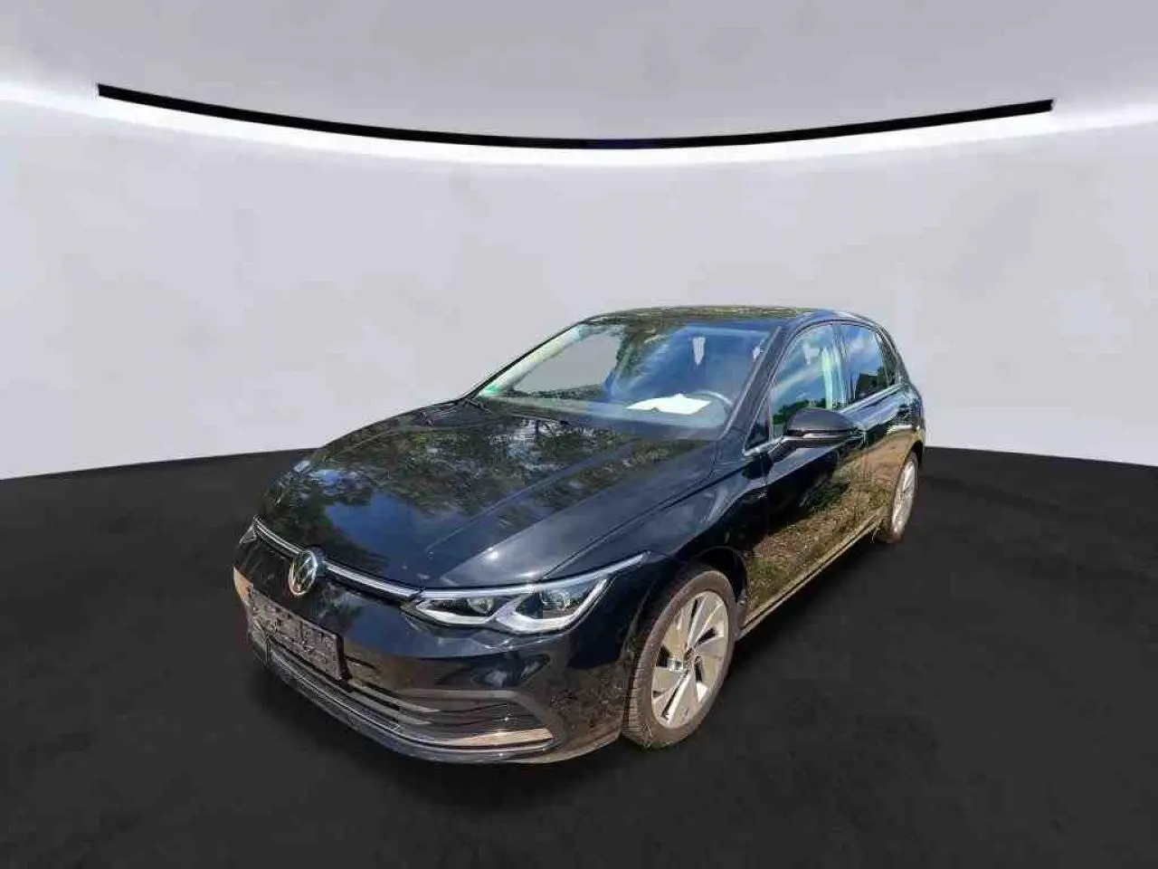 Volkswagen Golf VIII 1.5 TSI 130 Style en Deep Black, vue 3/4 avant droit avec jantes alliage 17 pouces.