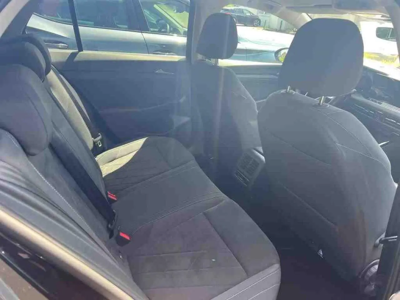 Vue intérieure arrière montrant les sièges arrière en tissu noir de la Volkswagen Golf VIII 1.5 TSI Style 2024.