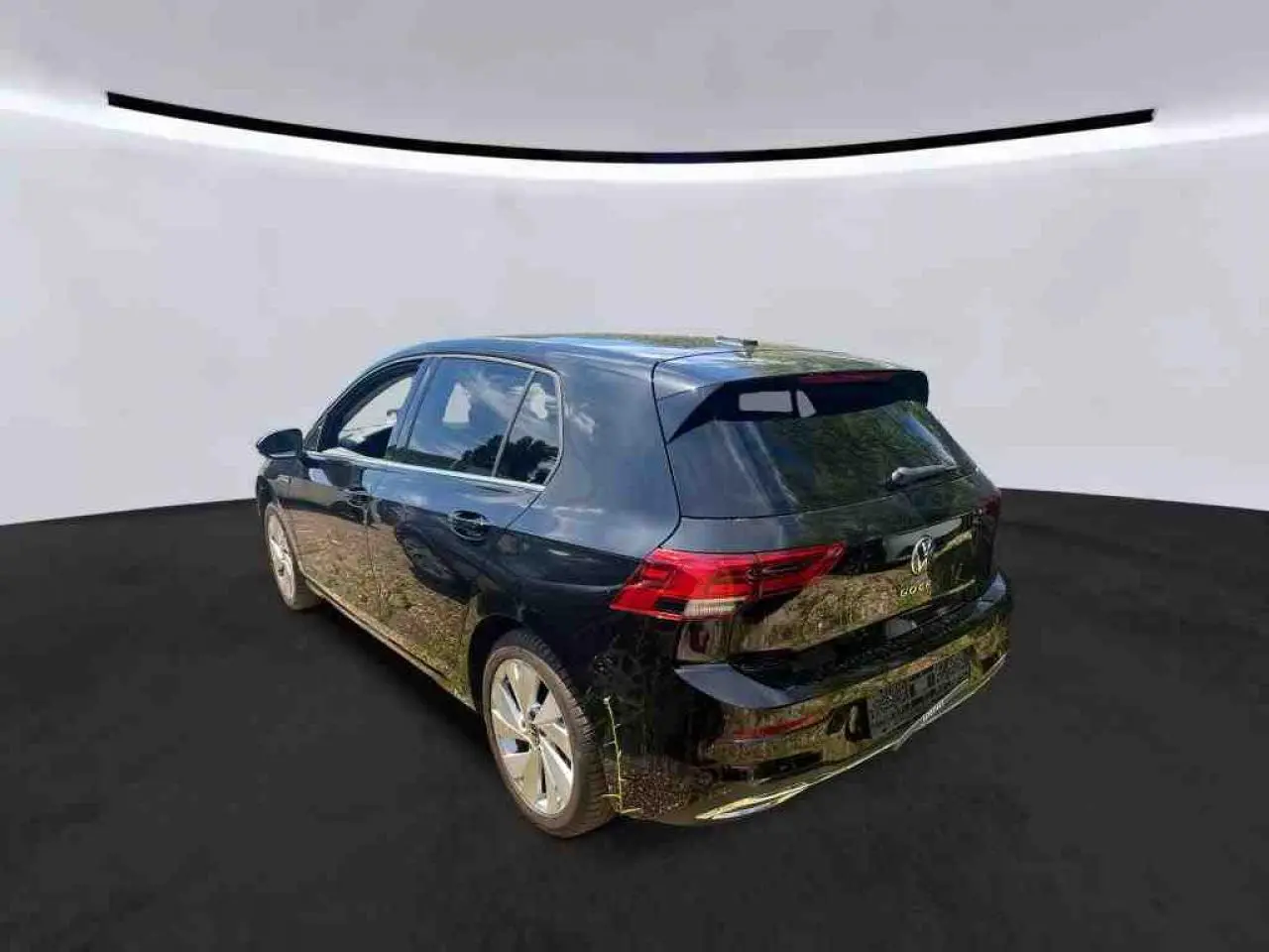 Volkswagen Golf VIII 1.5 TSI noir Deep Black vue 3/4 arrière droit avec jantes alliage 17 pouces.