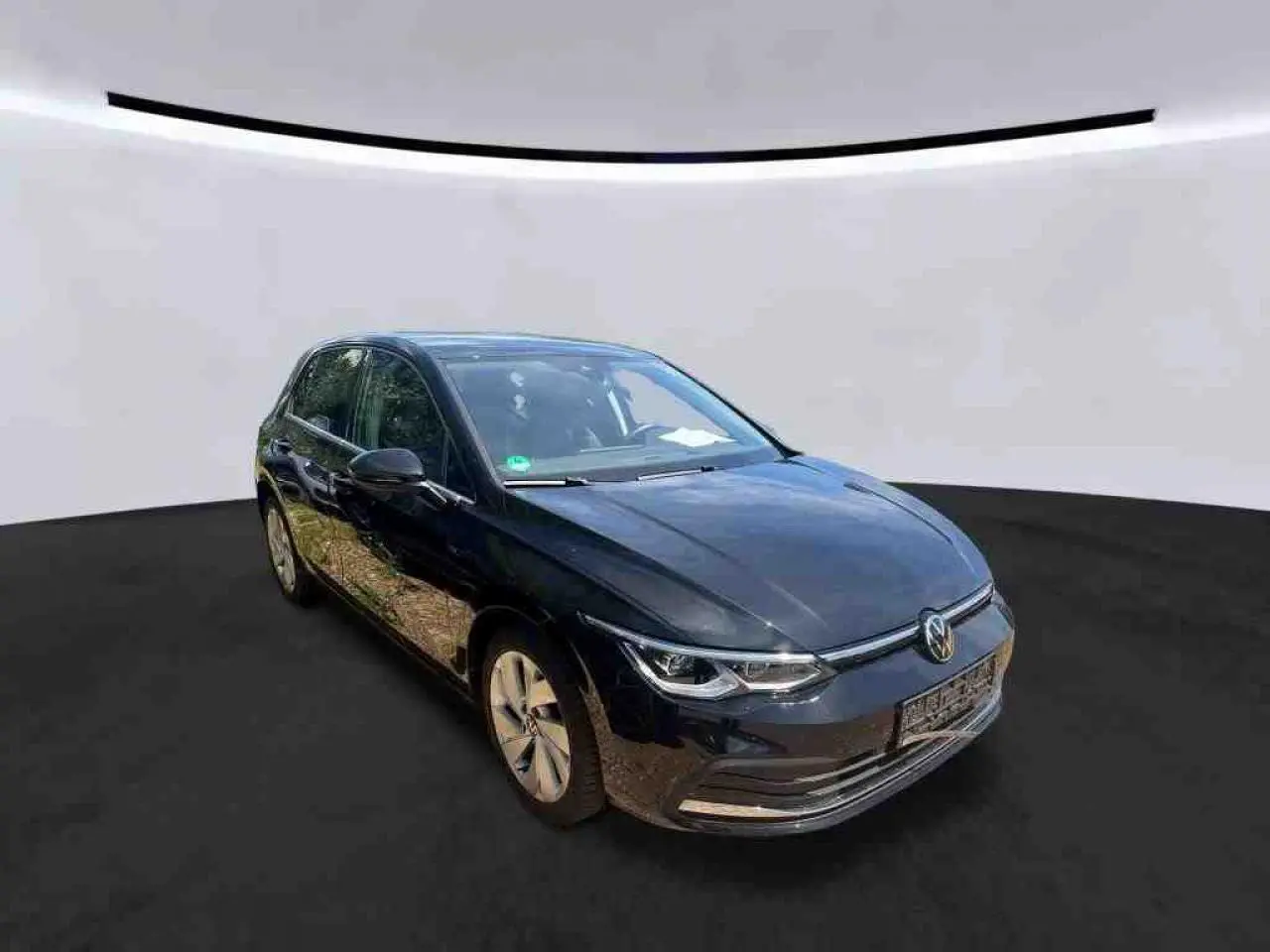 Volkswagen Golf VIII 1.5 TSI noire Deep Black vue 3/4 avant gauche sur fond neutre.