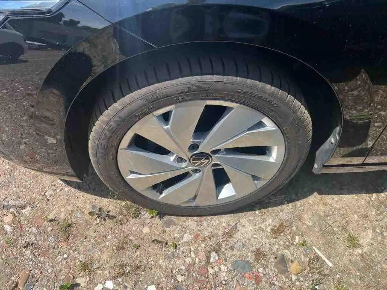 Gros plan sur la roue avant gauche d'une Volkswagen Golf VIII 1.5 TSI 130 Style Deep Black avec jante alliage 17 pouces Nottingham.