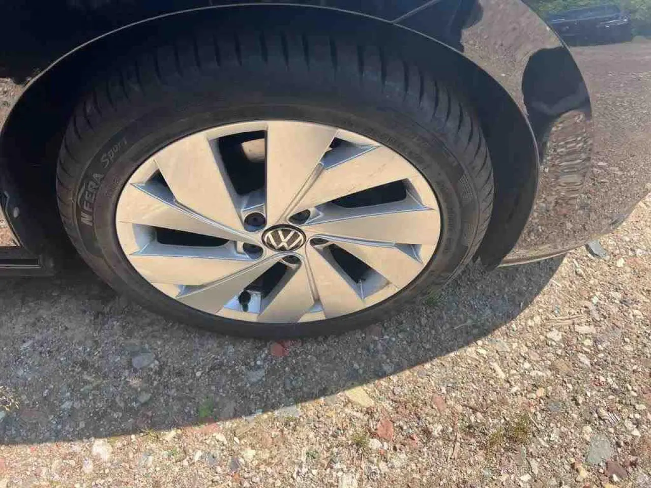 Gros plan sur la roue avant droite d'une Volkswagen Golf VIII Deep Black avec jante alliage 17 pouces Nottingham.