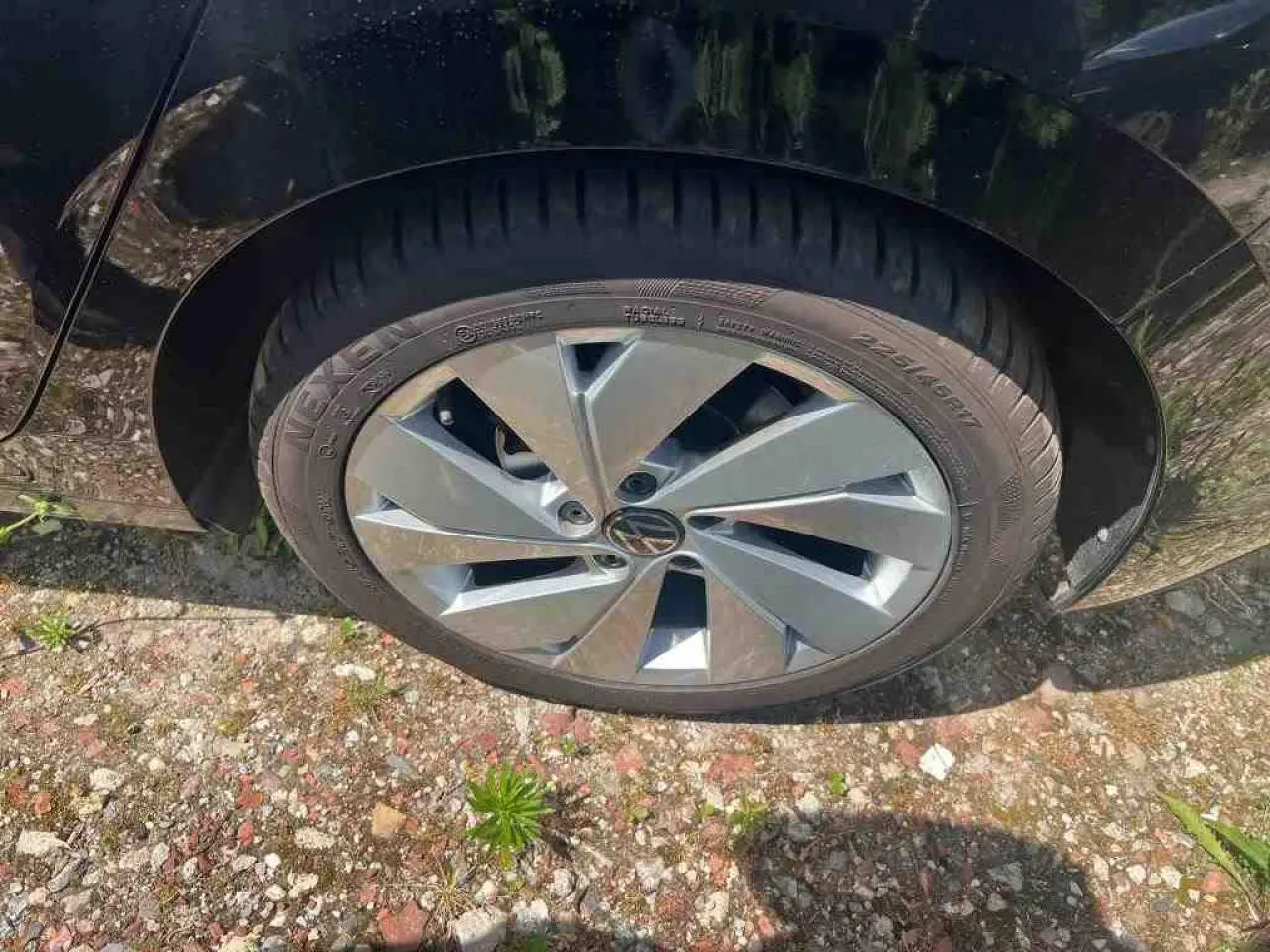 Gros plan sur la roue arrière gauche d'une Volkswagen Golf VIII Deep Black avec jante alliage 17 pouces Nottingham.
