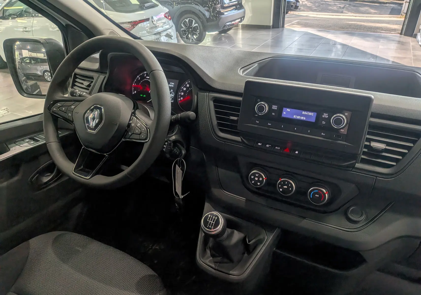 Vue intérieure côté conducteur du tableau de bord noir et volant Renault du Trafic Cabine Approfondie 2023 avec boîte manuelle.