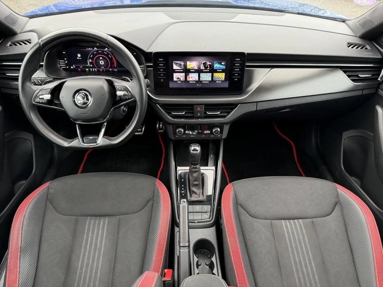 Intérieur du Skoda Kamiq Monte-Carlo 2021, vue frontale du tableau de bord avec volant sport et écran tactile central.