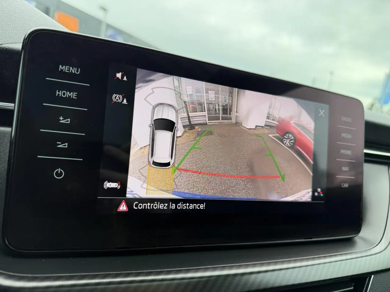 Écran tactile du système de navigation Skoda KAMIQ 2021 montrant la caméra de recul avec guidage de trajectoire.