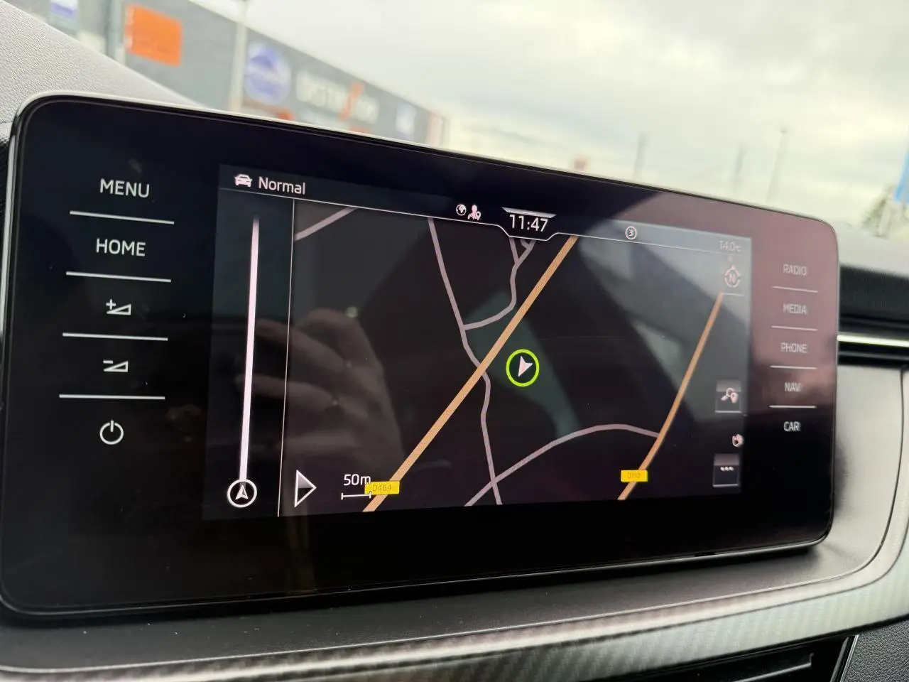 Écran tactile central du système de navigation Amundsen dans un Skoda Kamiq 2021, vue rapprochée du tableau de bord.