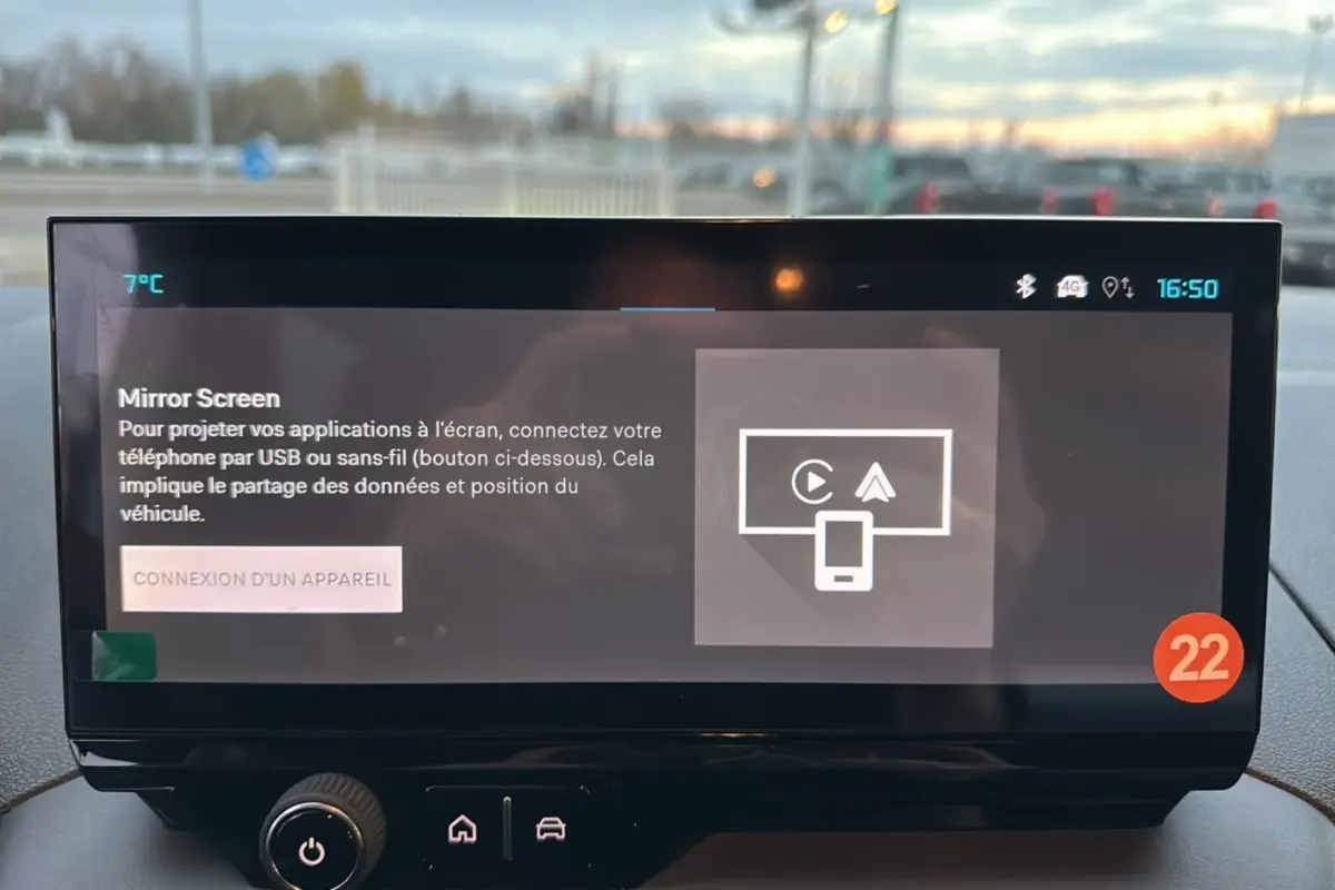 Écran tactile intérieur du Citroën Berlingo noir perla nera affichant la fonction Mirror Screen à l'arrêt.