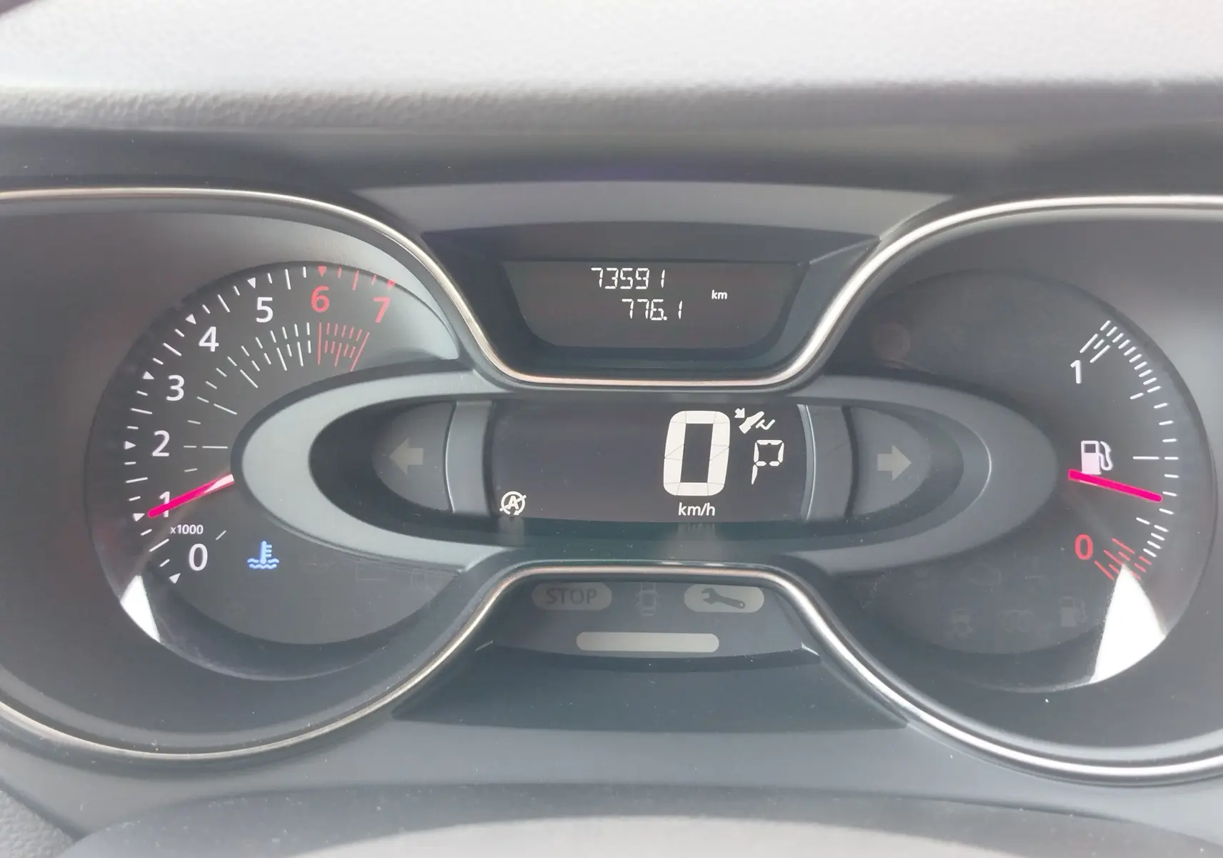 Vue rapprochée du tableau de bord numérique du Renault Captur 2018, affichant la vitesse à 0 km/h et le compteur kilométrique.