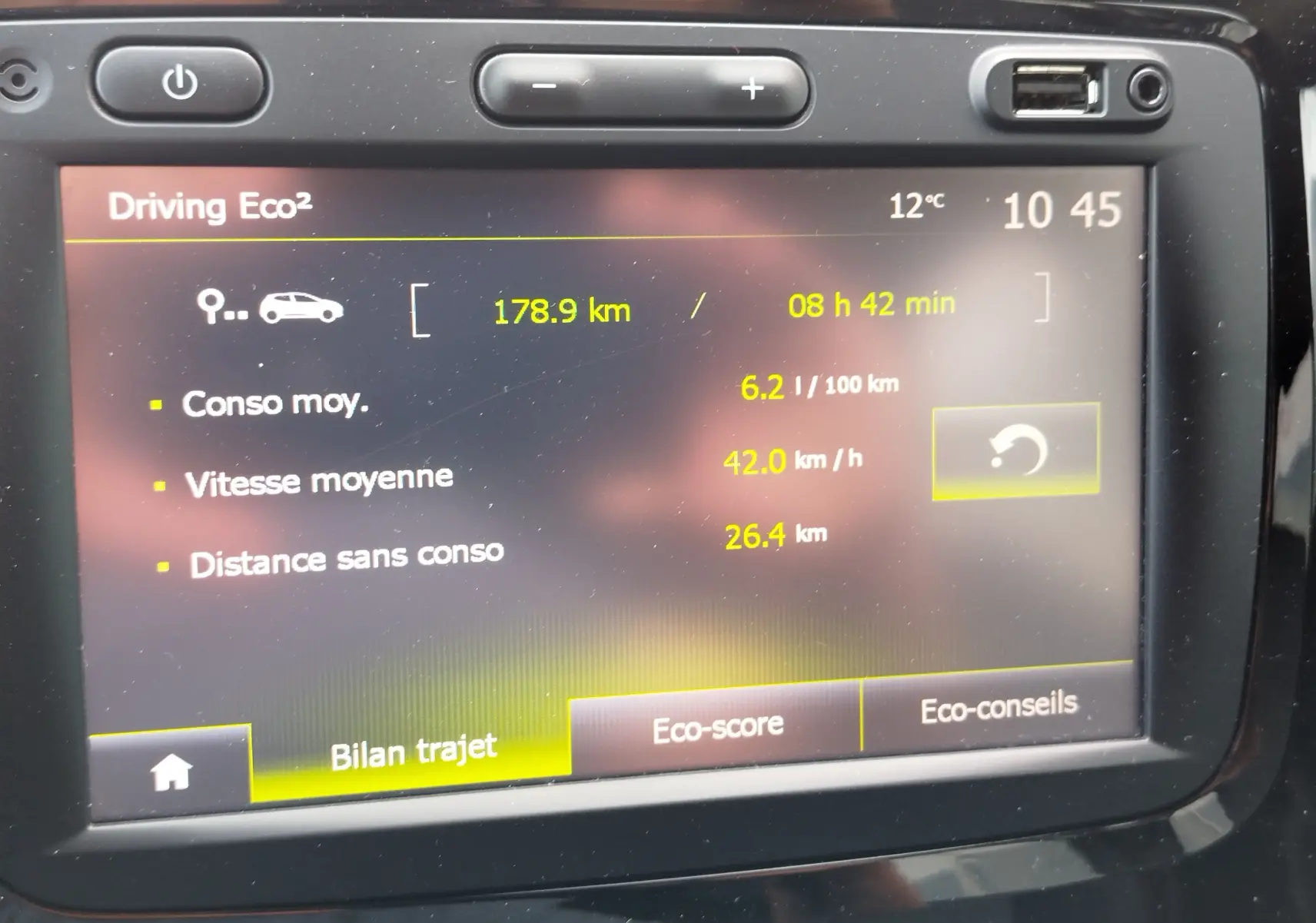 Écran tactile central de la Renault Captur gris Cassiopée affichant le bilan trajet et consommation Eco².