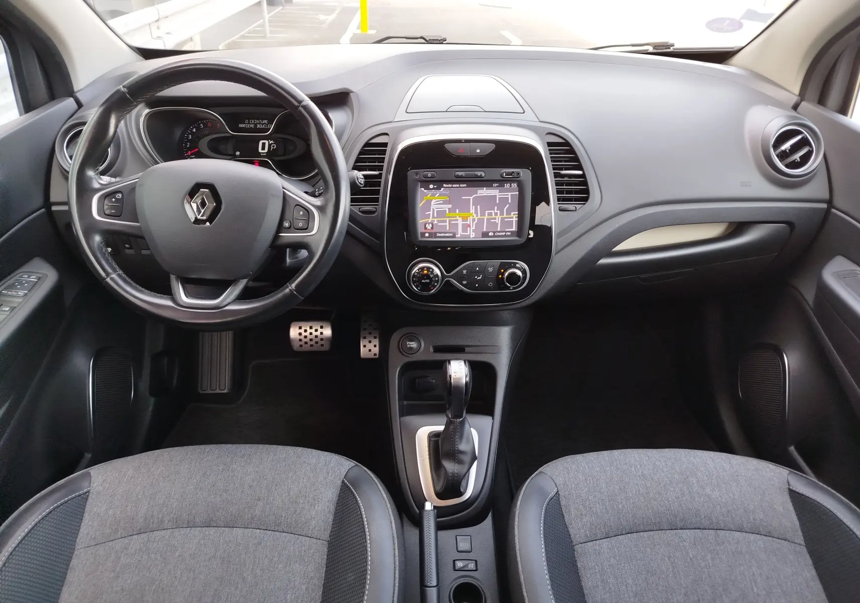 Vue intérieure avant du Renault Captur 1.2 TCe 120ch Intens 2018, tableau de bord avec écran tactile et volant multifonction.