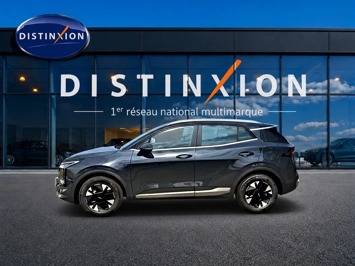 KIA Sportage 1.6 hybride gris eclipse vu de profil côté gauche, avec jantes alu noires et détails chromés.