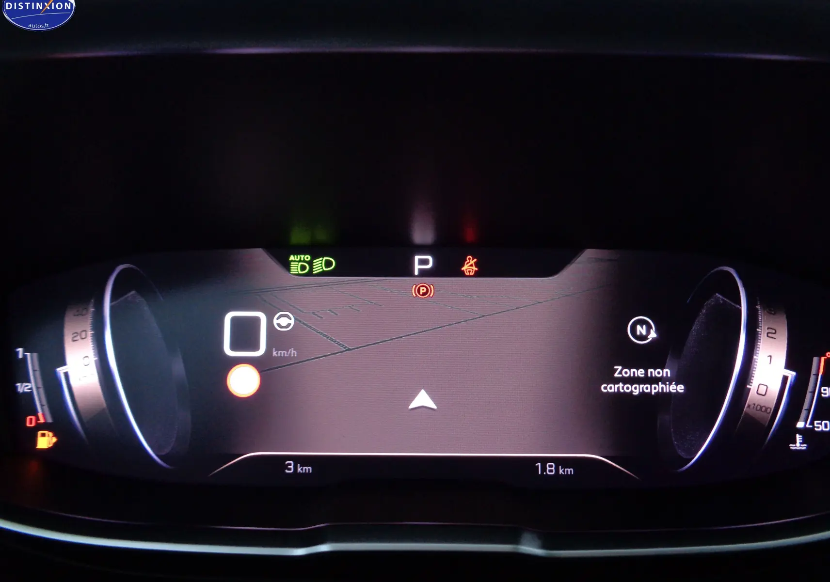 Tableau de bord numérique du Peugeot 3008 2023 affichant la vitesse à 0 km/h et une zone non cartographiée.