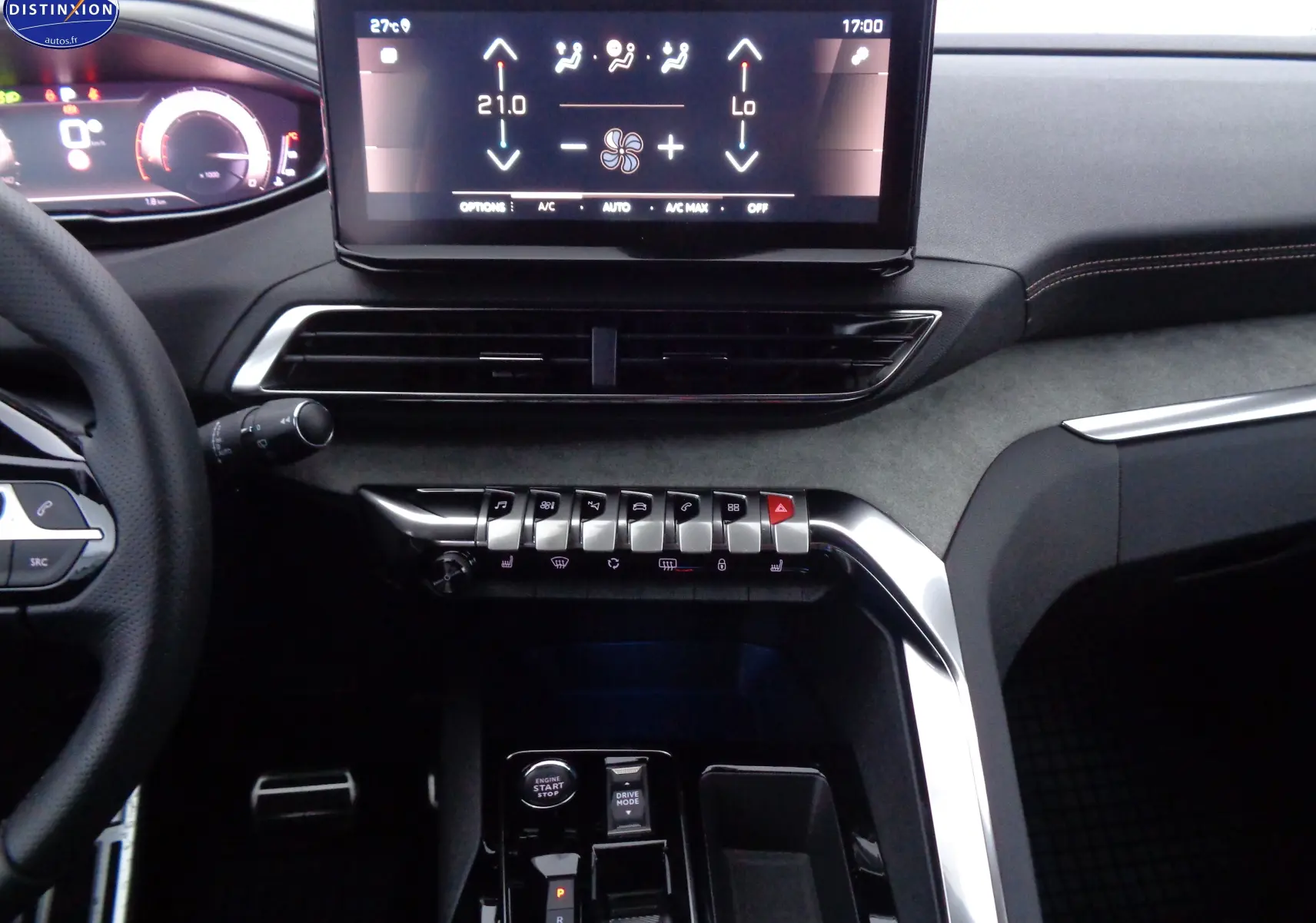 Tableau de bord et console centrale du Peugeot 3008 gris, avec écran tactile et commandes piano noir et chrome.