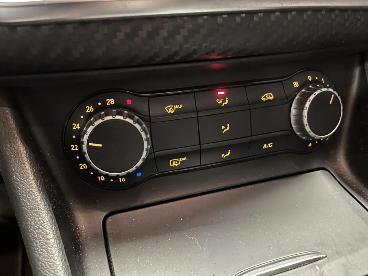 Gros plan sur les commandes de climatisation noire de la Mercedes Classe A 45 AMG gris métallisé, 2015.