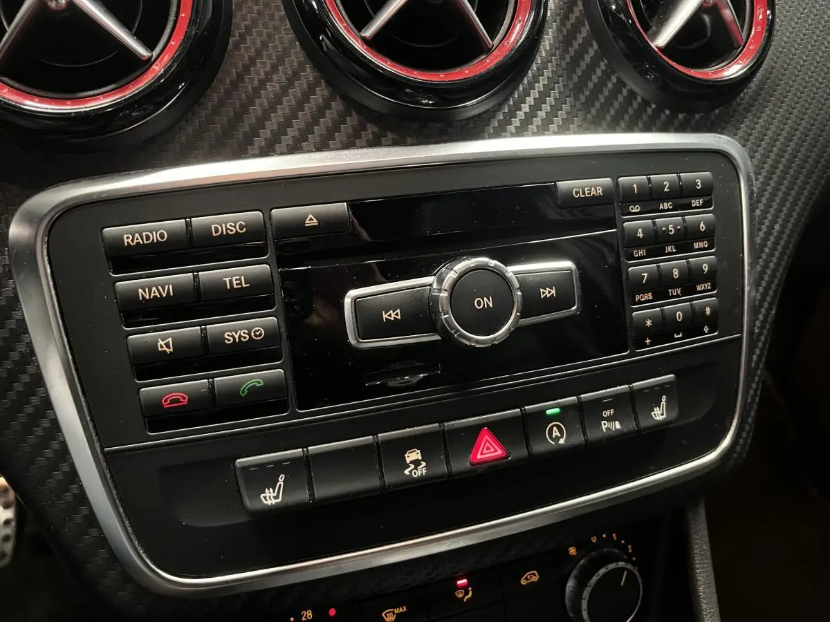 Console centrale AMG en carbone avec commandes radio, navigation et climatisation de la Mercedes Classe A 45 grise