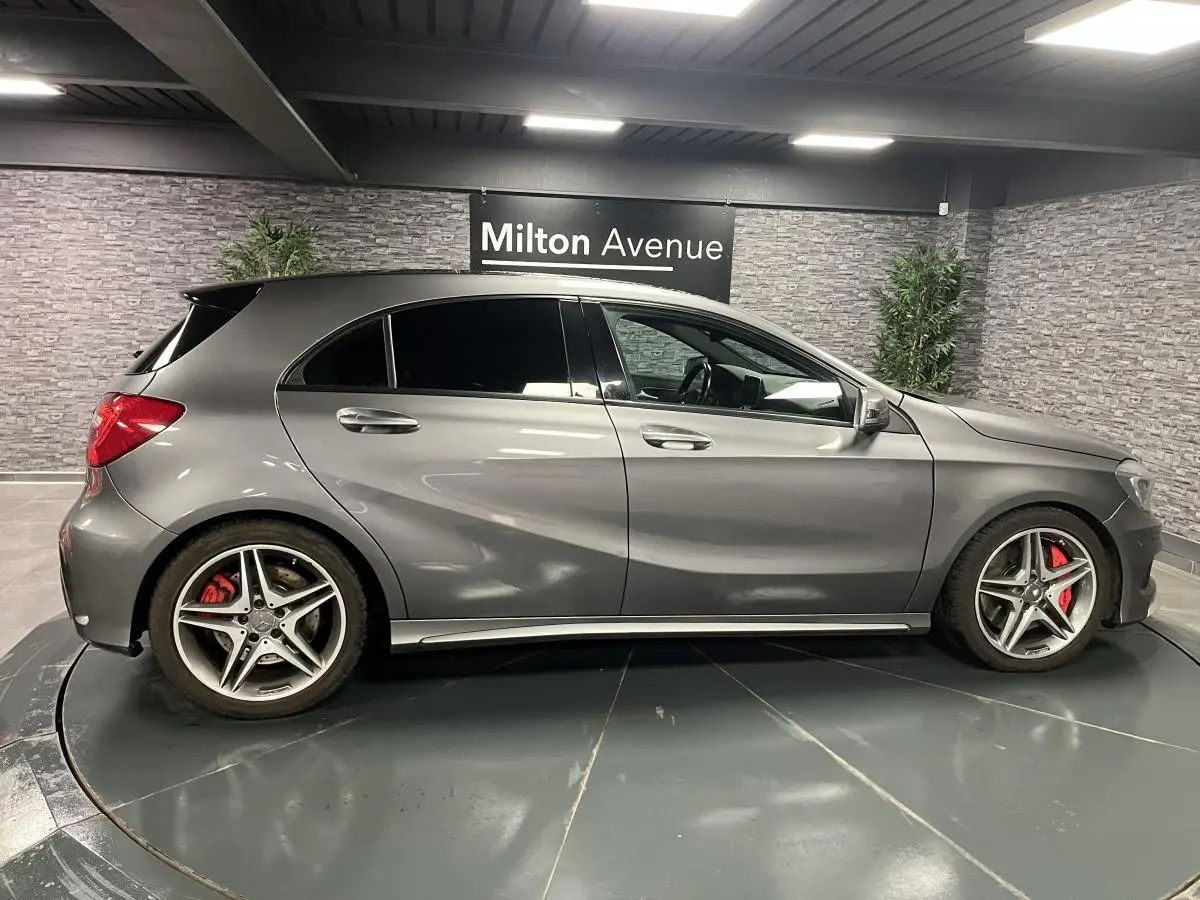 Profil droit d'une Mercedes Classe A 45 AMG gris métallisé avec étriers de frein rouges et jantes AMG 18 pouces.