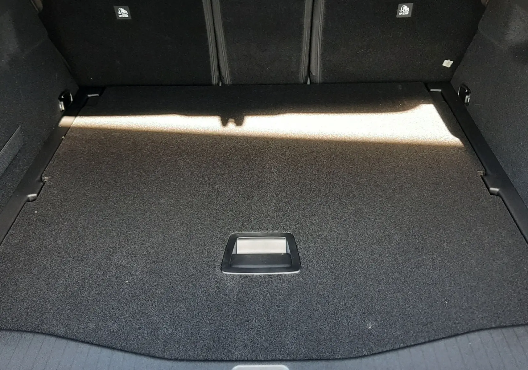 Coffre vu de face, tapis noir propre et plat du Citroën C5 Aircross 2026, sans chargement visible.