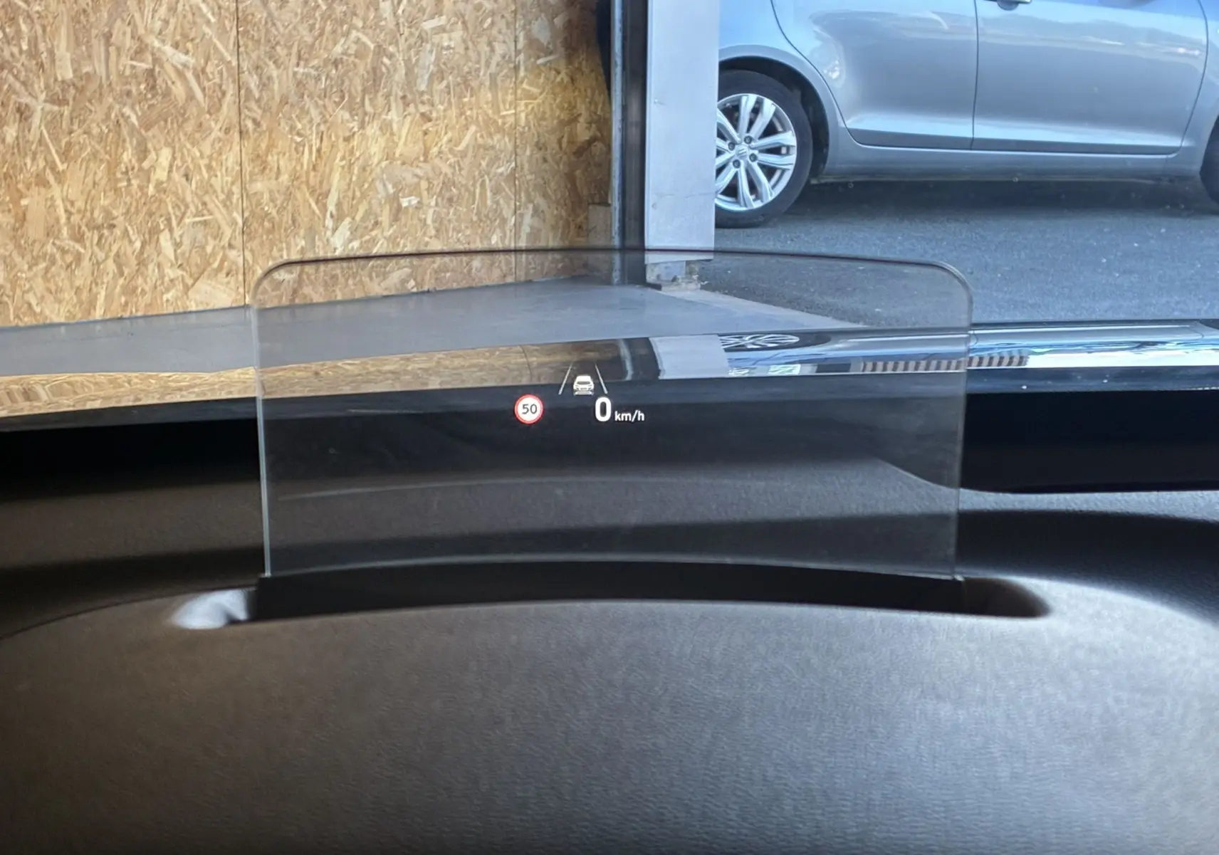 Affichage tête haute transparent montrant la vitesse et la limitation à 50 km/h dans le Hyundai Kona noir 2023.