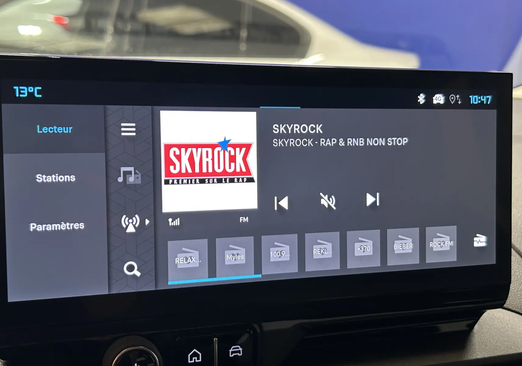 Écran tactile intérieur du Citroën Berlingo Multispace 2025 affichant la radio Skyrock en mode FM.