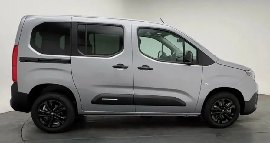 Profil côté gauche du Citroën Berlingo Multispace gris Artense 2025 avec jantes noires et portes coulissantes arrière.
