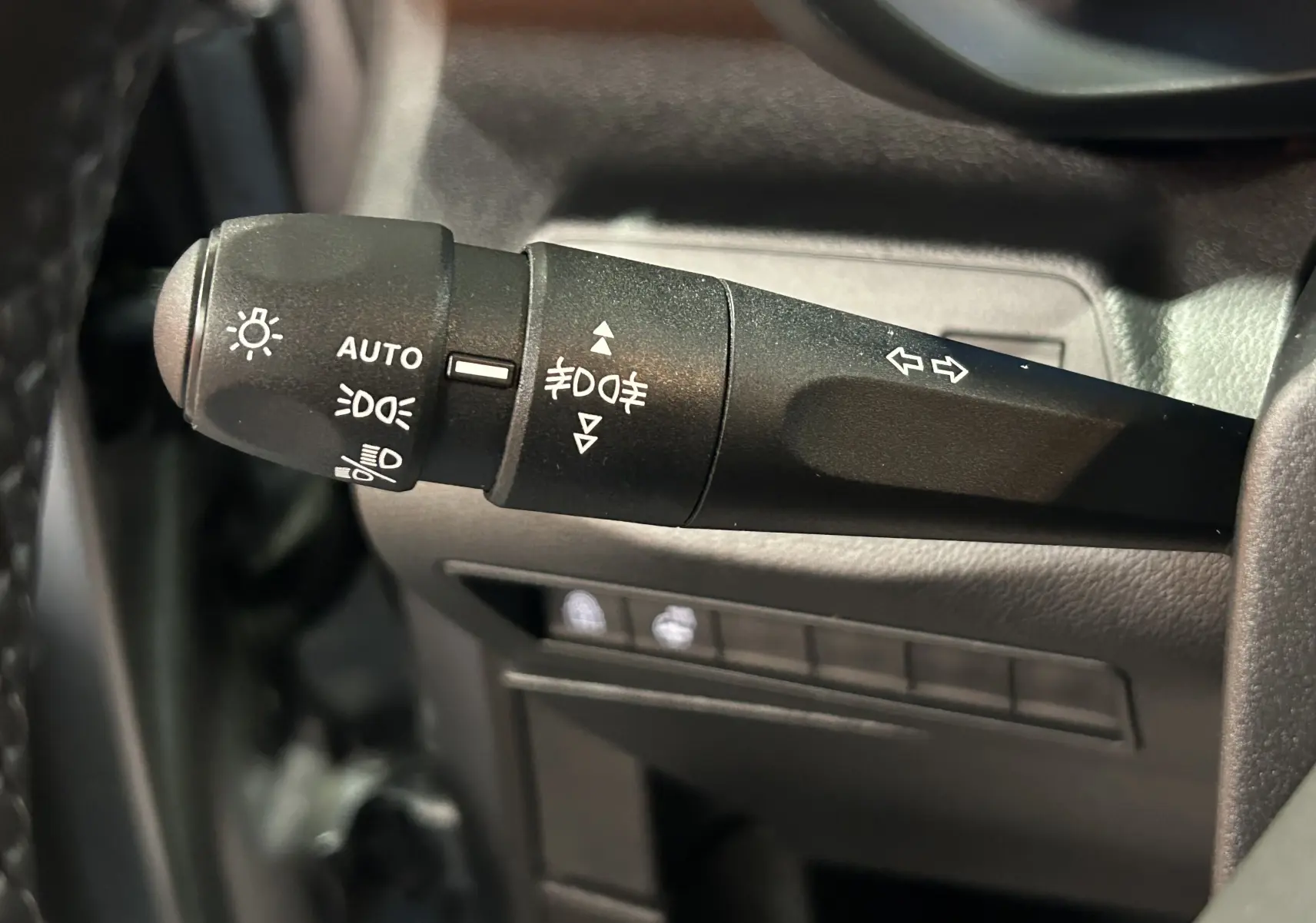 Gros plan sur la commande de clignotants et feux du CITROEN BERLINGO Multispace 2025, intérieur noir.