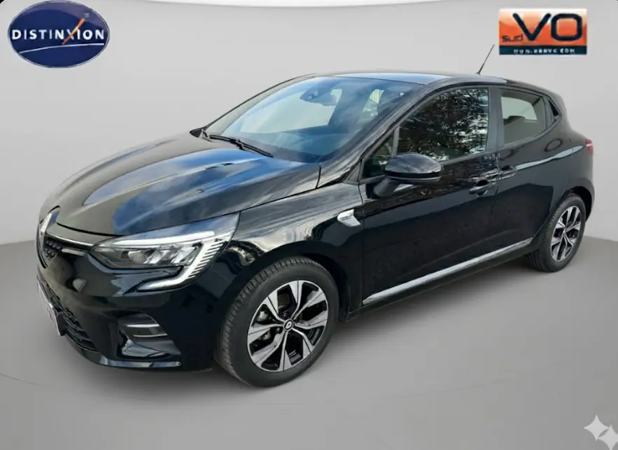 Renault Clio V SCe 65 noir vue 3/4 avant droit, jantes alliage 16 pouces et feux LED allumés.