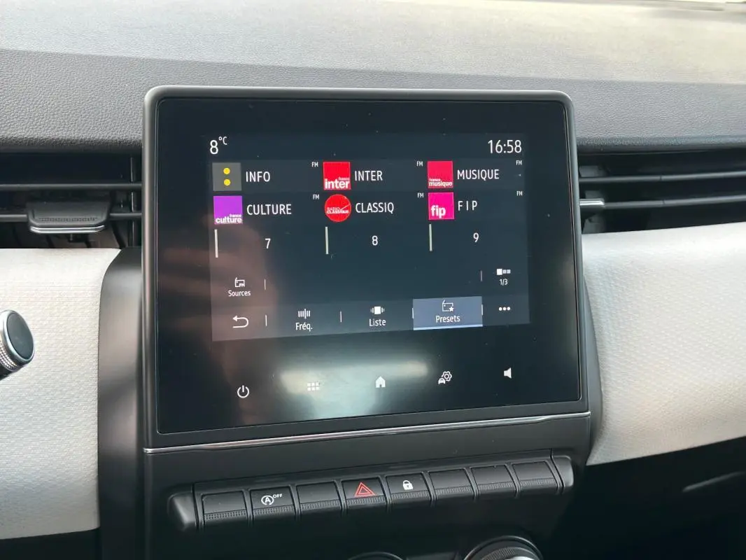 Écran tactile central affichant les stations radio numériques dans l'habitacle clair d'une Renault Clio V SCe 65 Limited 2021.