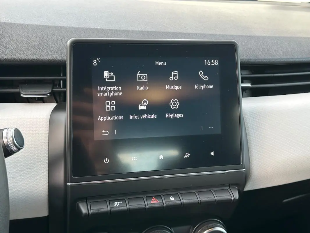 Écran tactile central de la Renault Clio V SCe 65 21 Limited affichant le menu multimédia avec radio et téléphone.